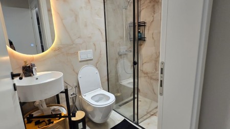 Tek Kodra e Diellit, Jepet Me Qira Super Apartament 2+1+2+Post Parkimi, Totalisht i Investuar Gati Per Banim!!!