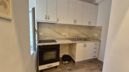 Afer Qendres, Ne Rrugen Mine Peza, Jepet Me Qira Super Apartament 1+1, Me Super Lokacion !!