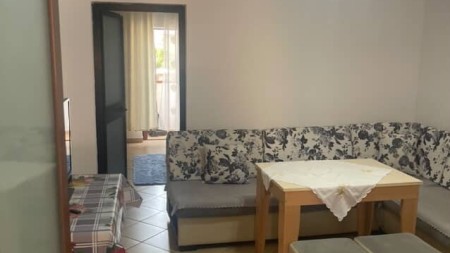 Ne Allias, Jepet Me Qira Apartament 1+1, Ideal Per Banim !!!