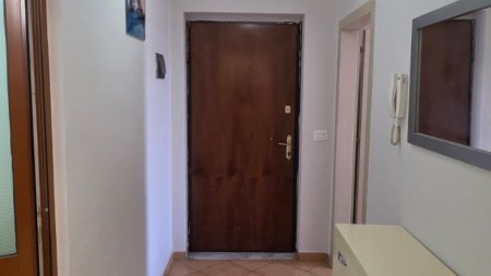 Tek Tregu i Ri Elektrik, Shitet Apartament 1+1, Ideal Per Banim Dhe Investim !!!