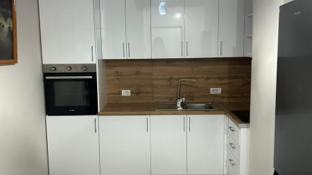 Ne Xhamllik, Jepet Me Qira Apartament 1+1 Totalisht I Investuar!!