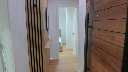 Prane Sheshit Te 21 Dhjetorit, Jepet Me Qira, Apartament 1+1 Totalisht I Mobiluar Me Stil Bashkekohor!!