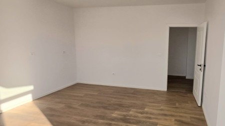 Tek 21 Dhjetori, Shitet Super Apartament 1+1, Ideal Per Banim Dhe Investim !!!
