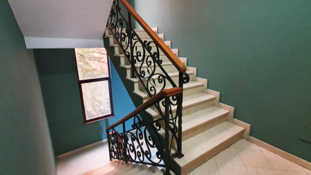 Ne Myslym Shyr, Shitet Vile 4-Kateshe Totalisht E Mobiluar Dhe Me Lokacionin Perfekt!!!