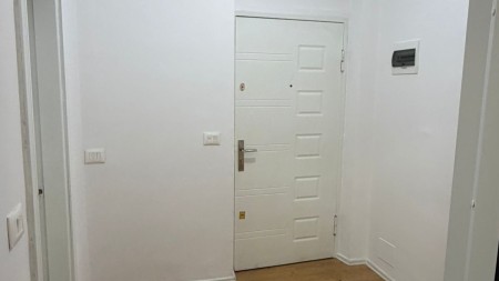 Ne Qender,Jepet Me Qira Apartament 1+1 Per Zyra!!