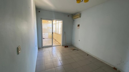 Tek Vasil Shanto, Shitet Apartament 3+1, Me Mundesi Ndarjeje Ne Dy Apartamente 1+1 !!