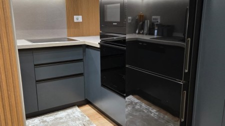 Tek Kodra e Diellit, Jepet Me Qira Super Apartament 2+1+2+Post Parkimi, Totalisht i Investuar Gati Per Banim!!!