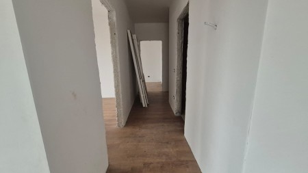 Tek Univers City, Shitet Apartament 2+1 Me Planimetri Te Rregullt Dhe Me Drite!!!