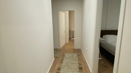 Tek Liqeni I Thate, Jepet Me Qira Apartament 3+1+2 !!!