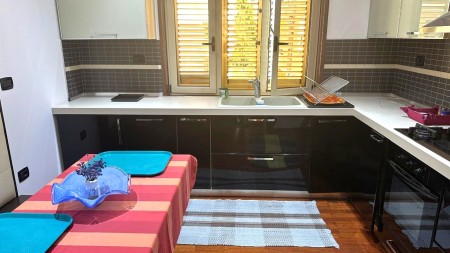 Ne Bllok, Jepet Me Qira Apartament 1+1, I Mobiluar !!