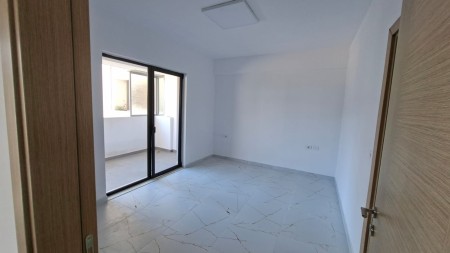 Prane Rrethrrotullimit Te 5 Majit, Jepet Me Qira Apartament 1+1, Ideal Per Zyra Apo Klinika !!!