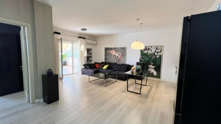 Tek Jordan Misja, Shitet Apartament 1+1 Me Verande !!!