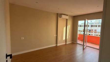 Tek ish -Stacioni i Trenit, Shitet Apartament 2+1+2, Me Planimetri Perfekte !