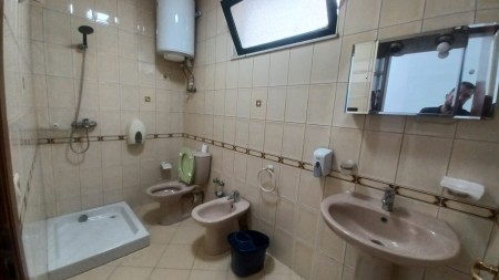 Ne Brryl, Jepet Me Qira Ambient, Per Tipologji Te Ndryshme Zyrash Ose Klinikash Mjekesore!!!