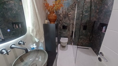 Ne Qender, Jepet Me Qira Super Apartament 2+1, Totalisht I Investuar !!!