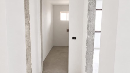 Tek Myslym Shyri, Shitet Apartament 3+1+2, I Investuar Totalisht Dhe Me Lokacion Ideal !!!