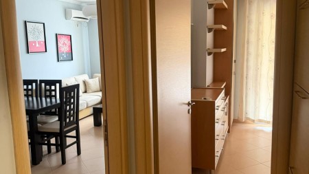 Tek Prokuroria E Tiranes, Jepet Me Qira Apartament 1+1 I Mobiluar !!!