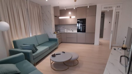 Tek Bulevardi Zogu I Pare, Jepet Me Qira Super Apartament 1+1, I Investuar !!