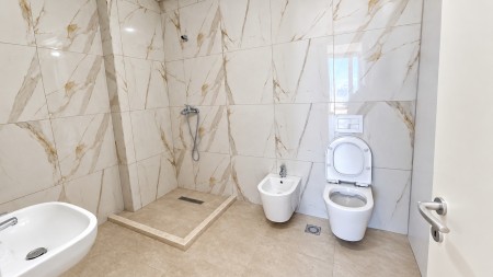 Prane Farmacise 10, Jepet Me Qira Apartament 2+1+2, Ideal Per Banim !!!