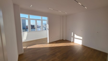 Tek 21 Dhjetori, Shitet Super Apartament 1+1, Ideal Per Banim Dhe Investim !!!