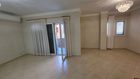 Tek Liqeni I Thate, Shitet Super Apartament 2+1+2 Me Cmim Okazion !!