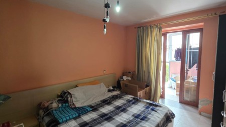 Ne Myslym Shyri, Jepet Me Qira Apartament 2+1, Me Lokacion Perfekt Dhe 2 Poste Parkimi !!
