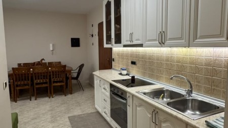 Tek Kryqezimi I 21 Dhjetorit, Mbrapa Bar Oslo, Jepet Me Qira Apartament 2+1, Me Lokacion Ideal!!!