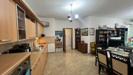 Tek Zogu i Zi, Shitet Apartament 1+1 Me Hapesira Te Bollshme Dhe Planimetri Te Rregullt !!!