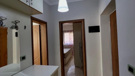 Tek Ish Tregu Elektrik, Jepet Me Qira Apartament 1+1, Totalisht I Mobiluar !!!