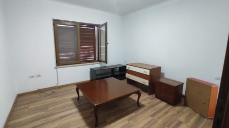 Ne Bllok, Jepet Me Qira Apartament 3+1 Per Biznes !!