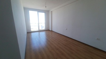 Prane Farmacise 10, Jepet Me Qira Apartament 2+1+2, Ideal Per Banim !!!