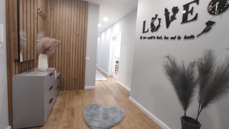 Prane Ring Center, Jepet Me Qira, Apartament 2+1, Totalisht I Investuar!!