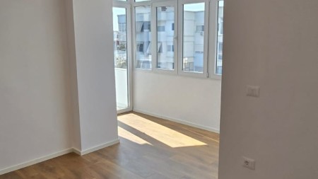 Tek 21 Dhjetori, Shitet Super Apartament 1+1, Ideal Per Banim Dhe Investim !!!