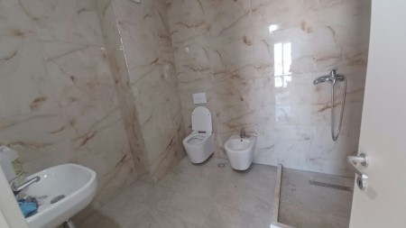 Prane Farmacise 10, Jepet Me Qira Apartament 2+1+2, Ideal Per Banim !!!