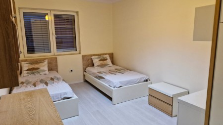 Ne Porcelan Shitet Apartament 3+1+2 Me Hapsira Te Bollshme!!