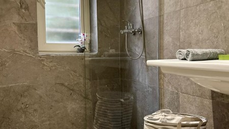 Tek Liqeni Artificial, Jepet Me Qira Apartament 1+1, Super I Investuar !!!