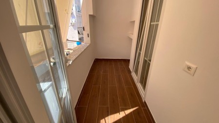 Prane Pazarit Te Ri, Shitet Apartament 1+1, Me Planimetri Te Rregullt!!