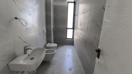 Tek Bulevardi I Ri ,Shitet Apartament 1+1 Me Verande I Sapo Perfunduar !!!