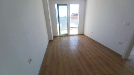 Prane Farmacise 10, Jepet Me Qira Apartament 1+1, Ideal Per Banim !!!