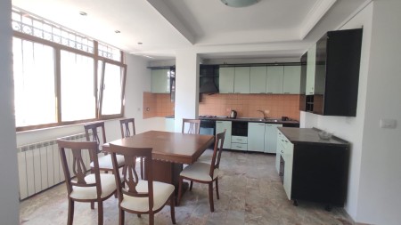 Ne Bllok, Jepet Me Qira Apartament 3+1 Per Biznes !!