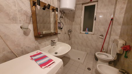 Ne Myslym Shyr, Jepet Me Qira Apartament 1+1, Buze Rruges Kryesore !!!