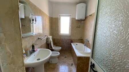 Tek Vasil Shanto, Shitet Apartament 3+1, Me Mundesi Ndarjeje Ne Dy Apartamente 1+1 !!