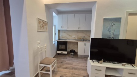 Tek Rr. Mine Peza, Shitet Apartament 1+1 I Rikonstruktuar Dhe Me Super Vendndodhje !!!!
