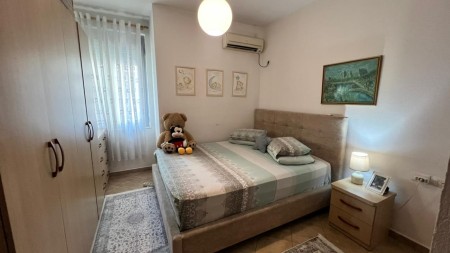 Tek Zogu i Zi, Shitet Apartament 1+1 Me Hapesira Te Bollshme Dhe Planimetri Te Rregullt !!!