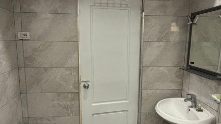 Ne Qender,Jepet Me Qira Apartament 1+1 Per Zyra!!