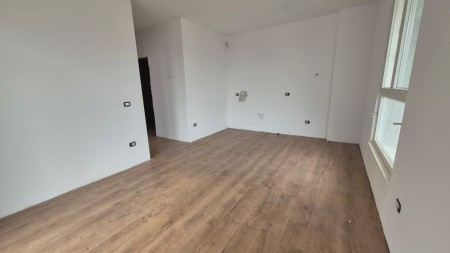 Tek Univers City, Shitet Apartament 2+1 Me Planimetri Te Rregullt Dhe Me Drite!!!