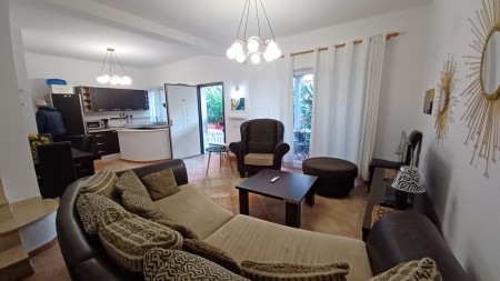 Tek Fakulteti I Inxhinierise Se Ndertimit, Jepet Me Qira Vile, Me Hapesira Te Bollshme Dhe Lokacion Ideal!!!