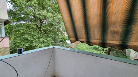 Ne Myslym Shyr, Jepet Me Qira Apartament 1+1, Buze Rruges Kryesore !!!