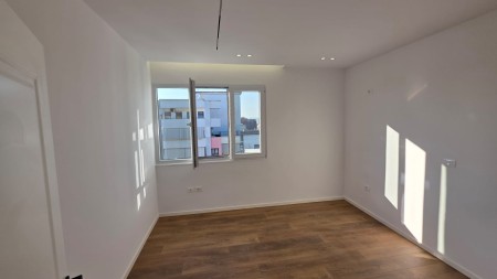 Tek 21 Dhjetori, Shitet Super Apartament 1+1, Ideal Per Banim Dhe Investim !!!