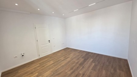 Tek Ish Stacioni i Fundit i Tiranes se Re, Shitet Super Apartament 2+1, Ideal Per Banim Dhe Investim !!!